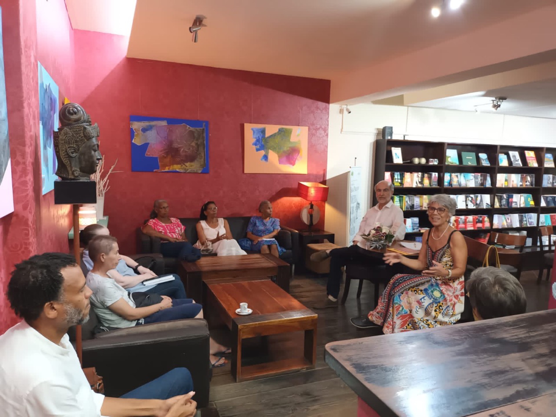 Roda de conversas durante o lançamento do livro “Deixa vir o que vier: o healing com Isis Pristed”, na Livraria Nhô Eugénio - Cidade da Praia/Ilha de Santiago - Novembro/2023